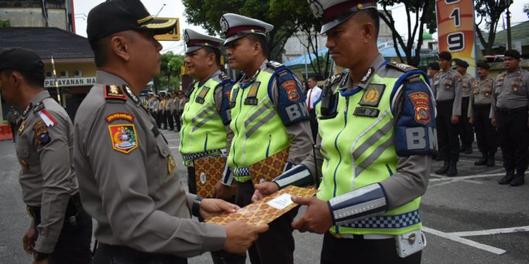 Kapolresta Berikan Rewar kepada Tiga Personil Satlantas Polresta Pekanbaru 